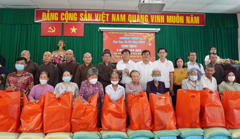 Phật giáo huyện Củ Chi tặng quà Tết đến người dân khó khăn trên địa bàn huyện