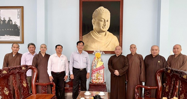 Ôg Nguyễn Duy Tân, Phó Giám đốc Sở Nội vụ, Trưởng Ban Tôn giáo TP.HCM cùng các thành viên đoàn chúc Tết đến Tăng Ni Phật giáo quận 10 - Ảnh: N.Thiện