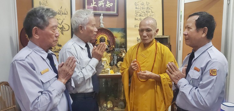 Phân ban Gia đình Phật tử Trung ương thăm chúc mừng Xuân Quý Mão đến Hòa thượng Thích Huệ Trí