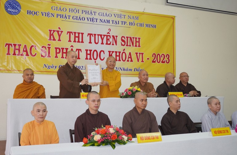 Thượng tọa Thích Nhật Từ, Phó Viện trưởng Thường trực Học viện Phật giáo Việt Nam tại TP.HCM trao bộ đề thi được niêm phong đến đại diện Hội đồng Tuyển sinh thạc sĩ Phật học năm 2023