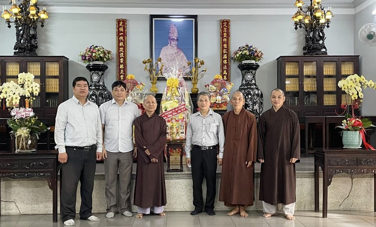 Đoàn Ban Tôn giao TP.HCM thăm và chúc Tết đến Phật giáo quận Gò Vấp sáng 10-1 - Ảnh: Q.Nghĩa