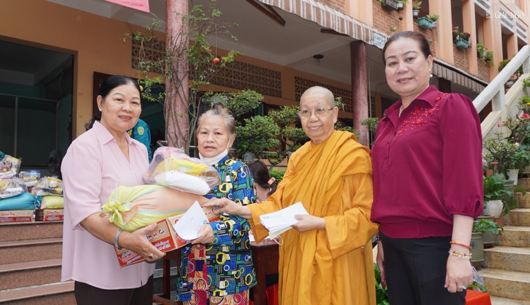 Ni trưởng Thích nữ Viên Liên, trụ trì tổ đình tịnh xá Ngọc Phương cùng đại diện chính quyền phường 1 tặng những phần quà Tết đến bà con 