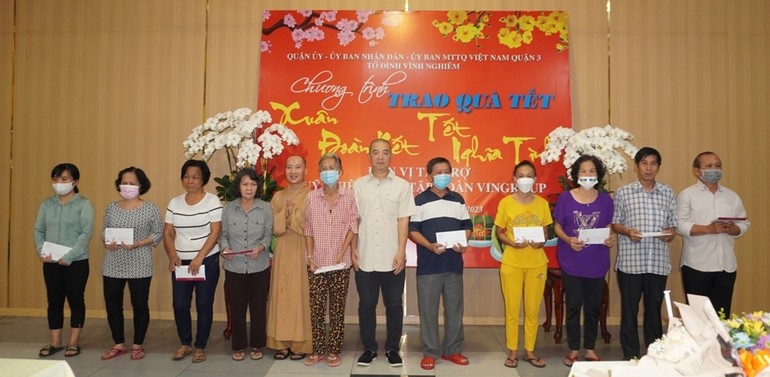 Ủy ban MTTQVN quận 3 phối hợp chùa Vĩnh Nghiêm (quận 3) và Quỹ Thiện Tâm tặng quà Tết đến bà con khó khăn 