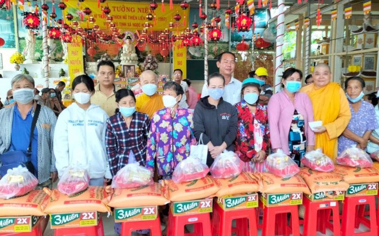 Tịnh xá Ngọc Nguyên tặng quà Tết đến người dân quanh thị trấn Cái Bè, Tiền Giang