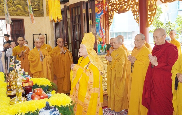 Hòa thượng Thích Thiện Nhơn, Chủ tịch Hội đồng Trị sự GHPGVN niêm hương bạch Phật, khai đàn Pháp hội Dược Sư 