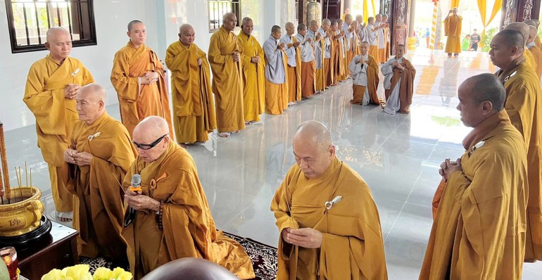 Chư tôn đức niêm hương, đảnh lễ Tam bảo và thực hiện nghi thức an vị Phật