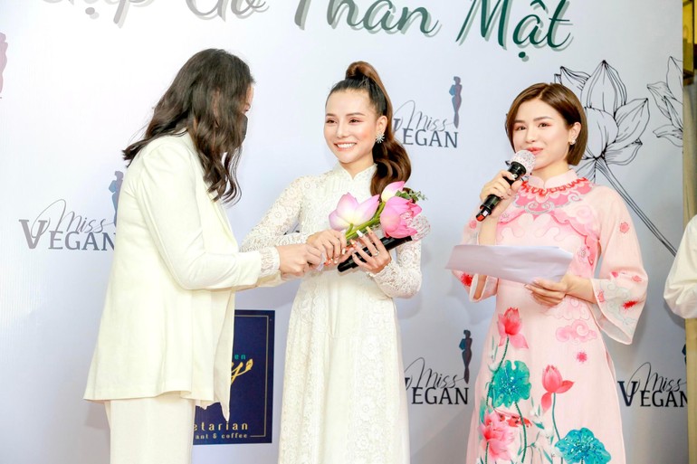 Ngọc Ánh (giữa) tại cuộc thi Miss Vegan Vietnam 2021
