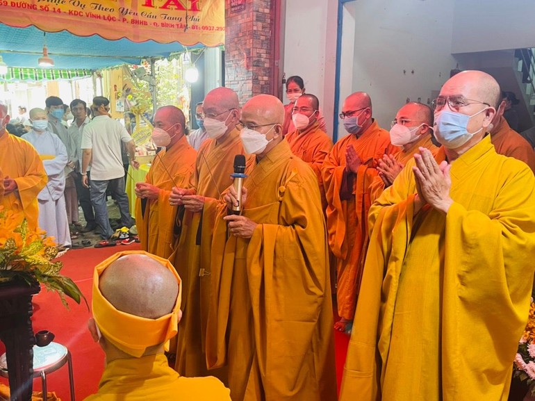 Chư tôn đức Ban Trị sự Phật giáo TP.HCM cầu nguyện trước Giác linh đài