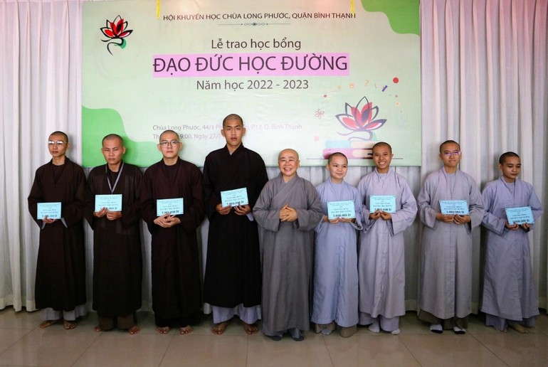 Ni sư Huệ Dâng (giữa) trao tặng học bổng đến chư Tăng Ni trẻ đang học tại Trường Đại học Khoa học Xã hội và Nhân văn TP.HCM