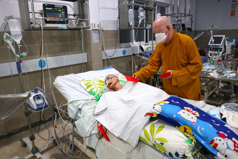 Hòa thượng Thích Duy Trấn trích Quỹ "Không vàng mã" của chùa Liên Hoa trao lì xì cho bệnh nhân