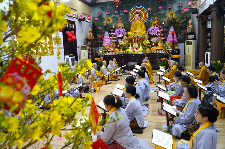 Chư Ni và Phật tử chùa Bồ Đề Lan Nhã tụng trọn bộ kinh Pháp hoa vào ngày mùng Một Tết 