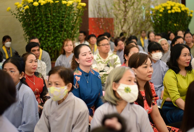 Phật tử tham gia Pháp hội Dược Sư tại Việt Nam Quốc Tự chiều mồng 7 Tết Quý Mão