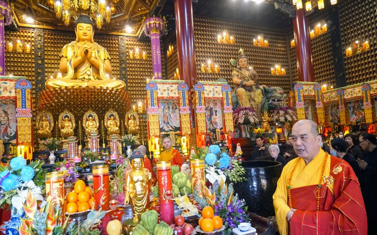 Thượng tọa Thích Truyền Cường khẳng định "chùa Vạn Phật không kêu gọi quyên góp tiền sửa chùa, do hỏa hoạn", trong buổi tụng kinh sáng nay, 4-2 tại chánh điện chùa 
