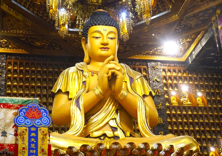 Chánh điện chùa Vạn Phật