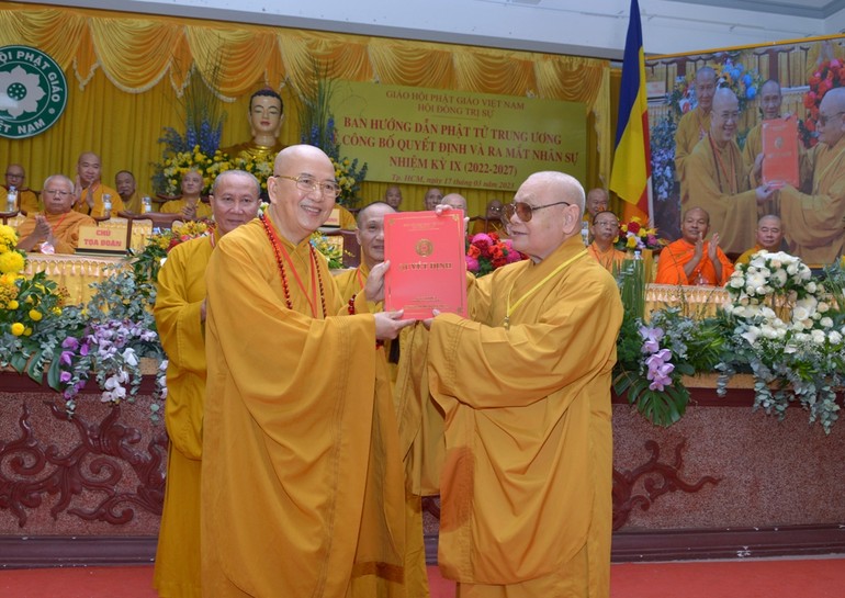 Hòa thượng Chủ tịch Hội đồng Trị sự trao quyết định chuẩn y nhân sự Ban Hướng dẫn Phật tử T.Ư GHPGVN nhiệm kỳ IX (2022-2027) đến Hòa thượng Thích Khế Chơn - Ảnh: Bảo Toàn/BGN