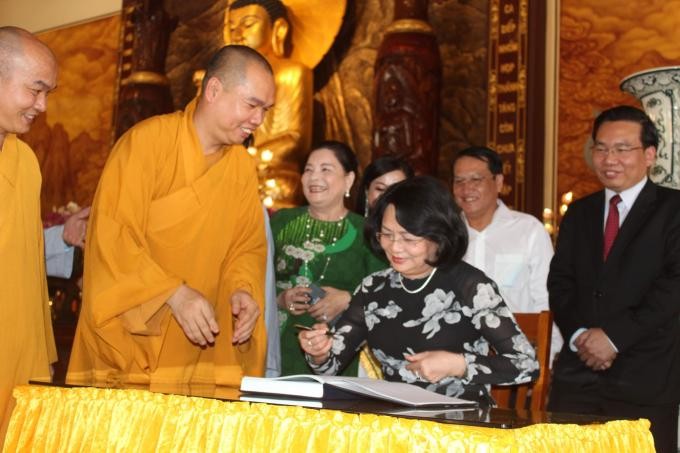 Phó Chủ tịch nước viết lưu niệm tại thiền viện Trúc Lâm Chánh Giác nhân chuyến thăm