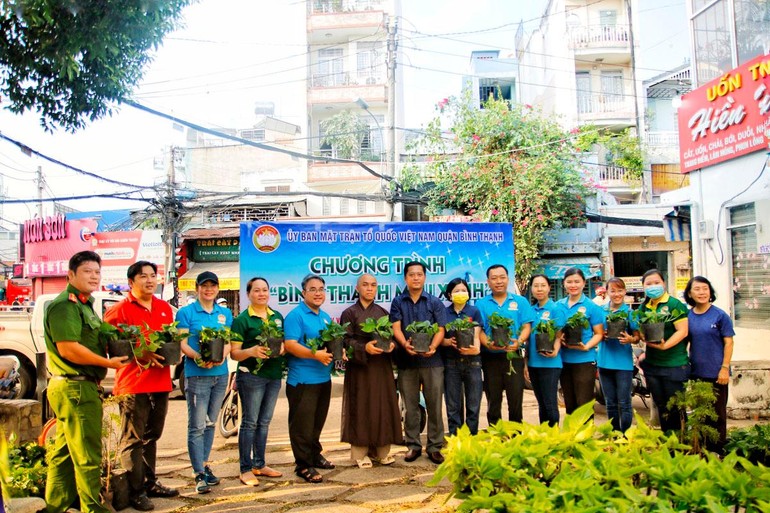 Cây xanh được trao tặng cho đại diện các phường tại quận Bình Thạnh