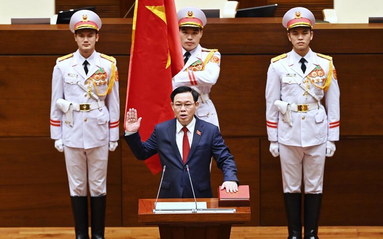Chủ tịch Quốc hội Vương Đình Huệ tuyên thệ - Ảnh: Giang Huy