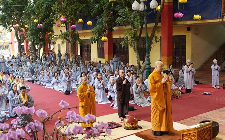 Chư Tăng chùa Bằng và Phật tử cử hành nghi lễ