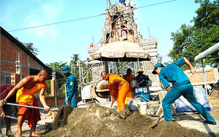 Dân quân tự vệ và Tăng sinh tham gia làm hàng rào chùa Sanvorpothinhen