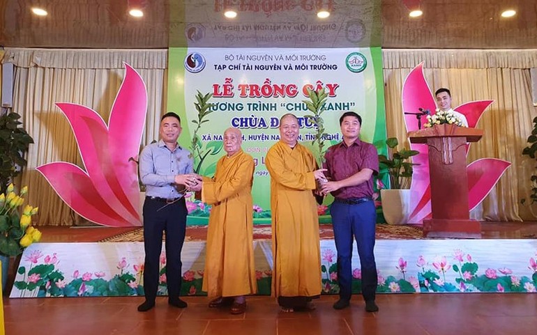 Đại diện Tạp chí Tài Nguyên và Môi trường trao tặng cây xanh cho chùa Đại Tuệ 