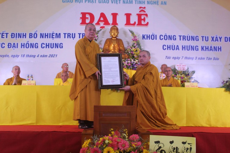 Hòa thượng Thích Thanh Nhiễu trao quyết định bổ nhiệm trụ trì chùa Hưng Khánh cho Đại đức Thích Đồng Phát