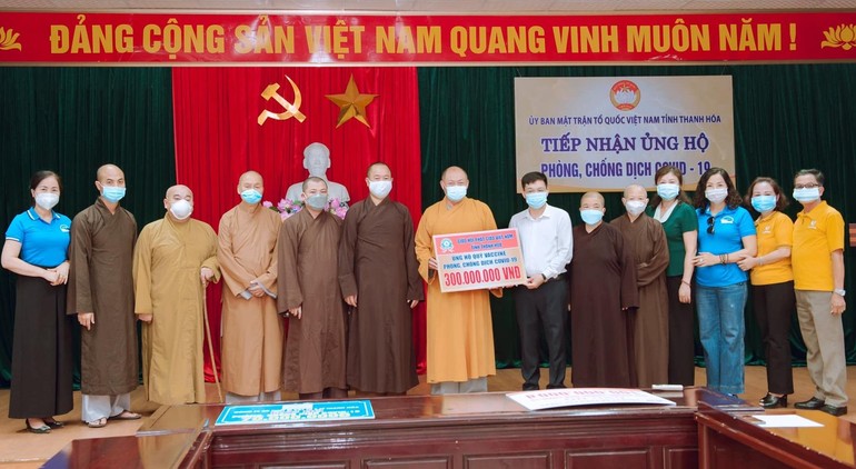 Ban Trị sự Phật giáo tỉnh Thanh Hóa trao 300 triệu đồng cho UBMTTQVN tỉnh