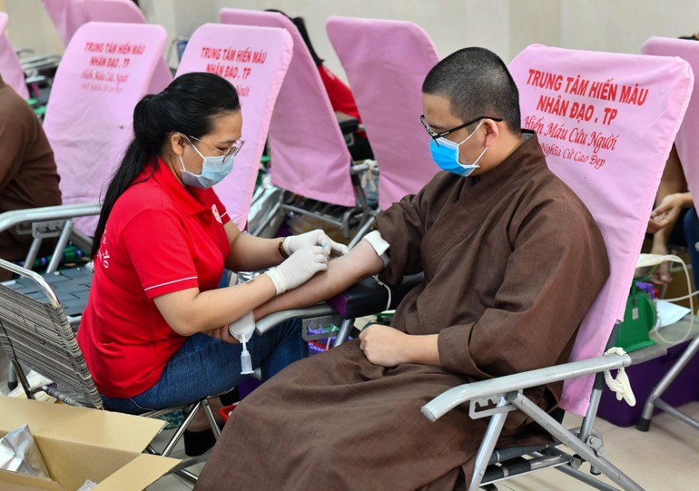 Tăng sinh Học viện Phật giáo Việt Nam tại TP.HCM tham gia hiến máu