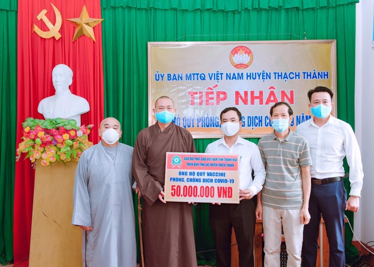 Thượng tọa Thích Tâm Đức trao hỗ trợ 50 triệu đồng ủng hộ vào quỹ vaccine cho huyện Thạch Thành