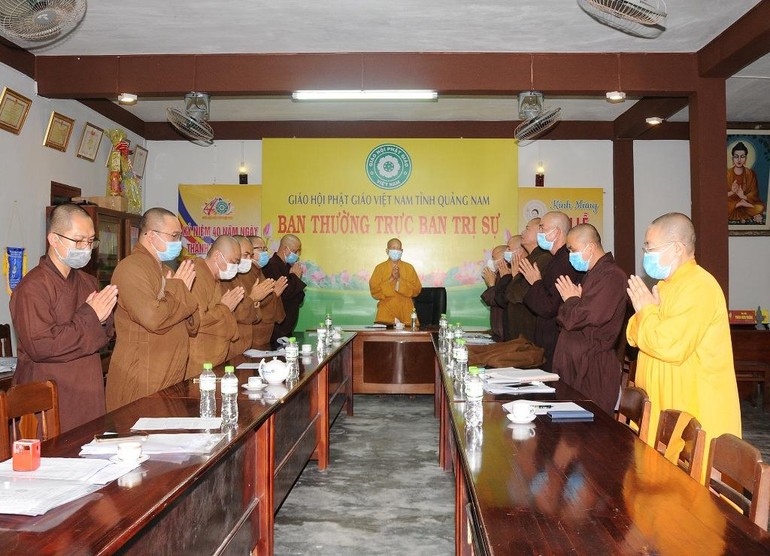 Chư tôn đức niệm Phật cầu gia hộ trước khi tiến hành phiên họp 
