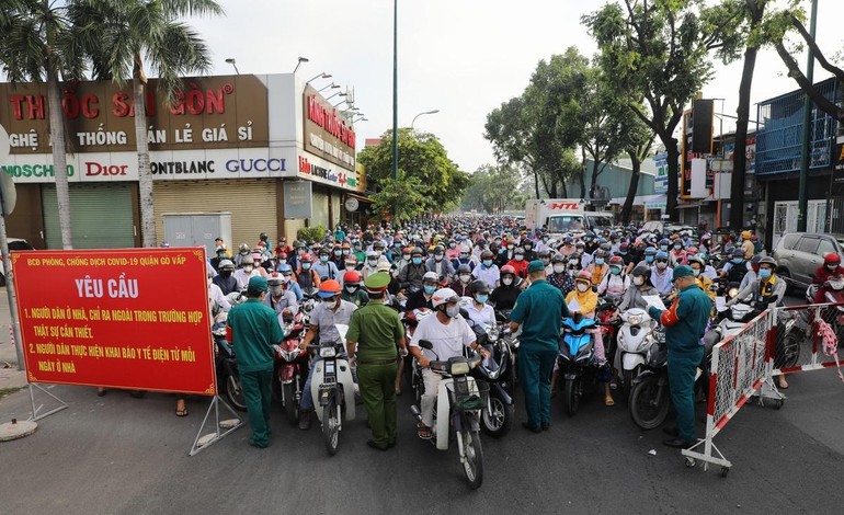 Chốt kiểm soát Covid-19 trên đường Nguyễn Kiệm (quận Gò Vấp) kẹt cứng trong ngày thứ 4 giãn cách xã hội theo Chỉ thị 16 - Ảnh: VnExpress