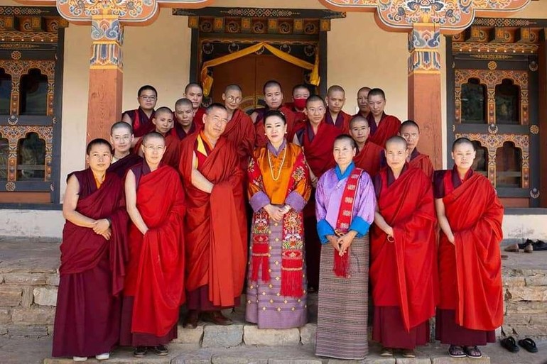 Chư Ni của BNF cùng với Hoàng thái hậu Ashi Tshering Yangdoen Wangchuck