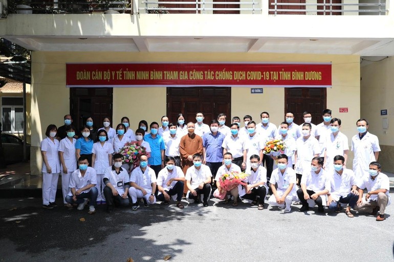 Đoàn y tế tỉnh Ninh Bình tham gia công tác chống dịch Covid-19 tại Bình Dương