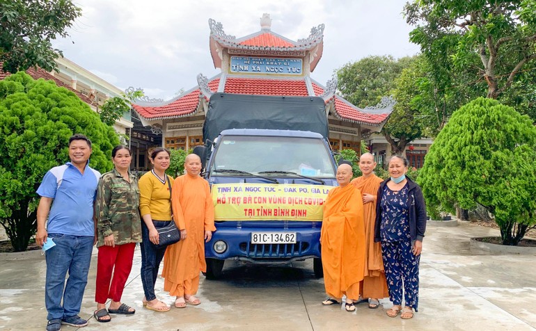 Chuyến xe chở nông sản của tịnh xá Ngọc Túc hỗ trợ cho người dân tại thị xã An Nhơn, Bình Định
