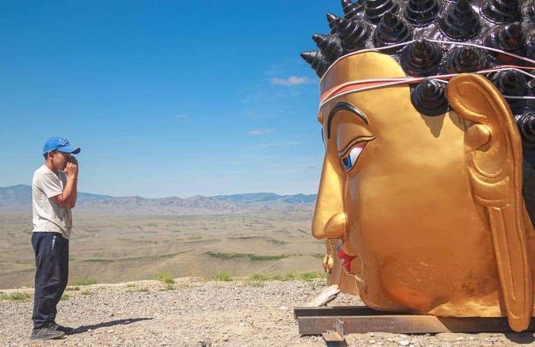 Tôn tượng Đức Phật Thích Ca Mâu Ni mạ vàng trên sườn núi thiêng Dogee ở Tuva