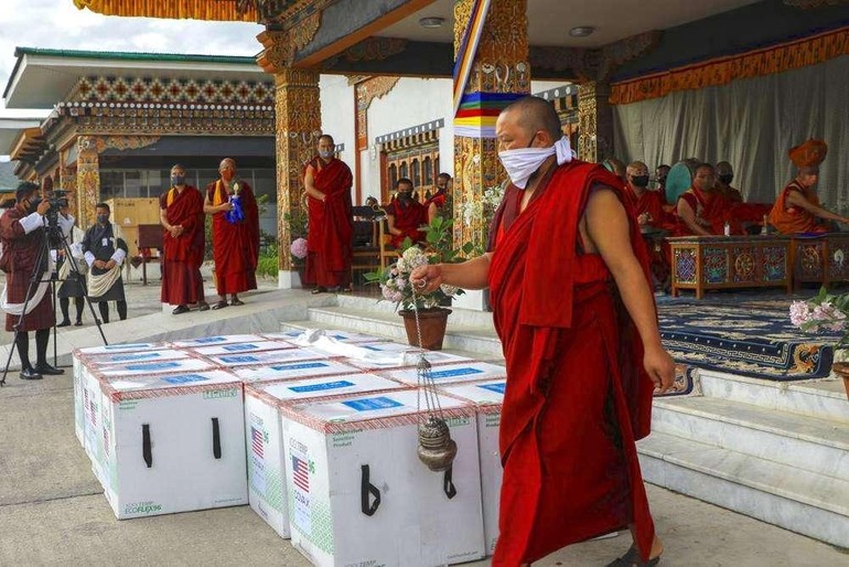 Chư Tăng Bhutan thực hiện các nghi thức Phật giáo theo truyền thống trước khi tiến hành việc tiêm chủng