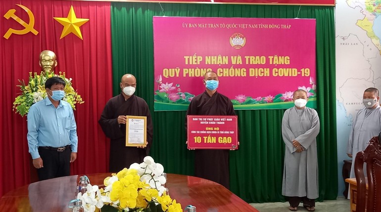 Ban Trị sự Phật giáo huyện Châu Thành trao quà tại UBMTTQVN tỉnh Đồng Tháp