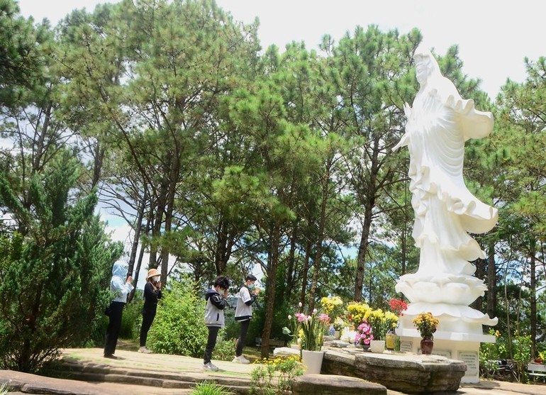 Khách thập phương dâng hương lễ Phật tại chùa Linh Phong, Đà Lạt
