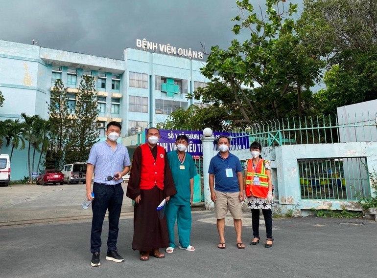 Thượng tọa Thích Lệ Quang đến Bệnh viện quận 8 tặng quà hỗ trợ