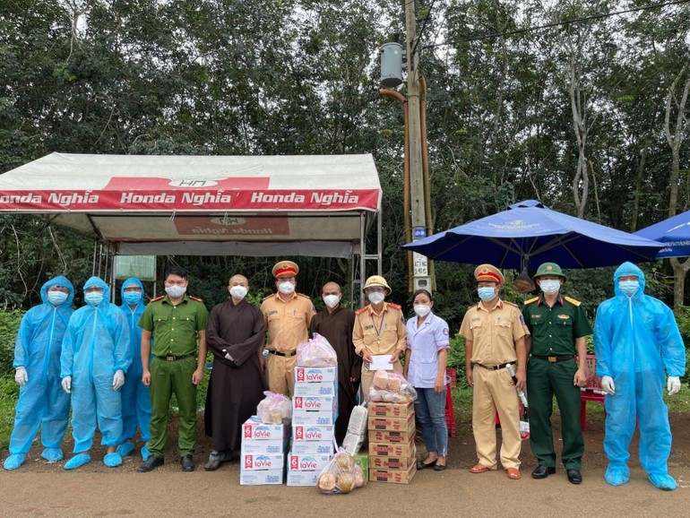 Đoàn từ thiện Linh Sơn cổ tự trao quà tại chốt kiểm soát phòng chống dịch bệnh