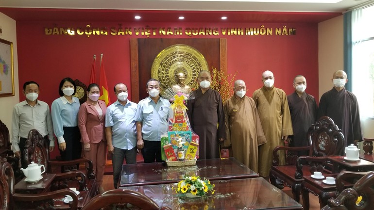 Ban Trị sự Phật giáo quận 8 tặng quà đến lãnh đạo quận 