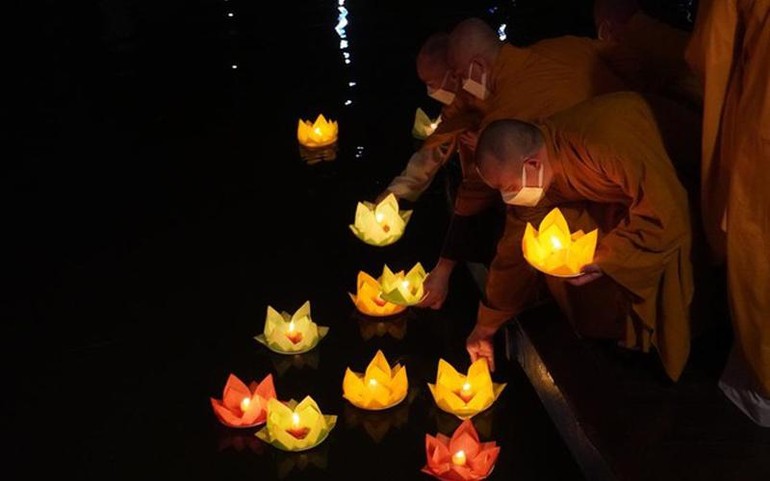 Chư Tăng thả hoa đăng tại điểm tưởng niệm kênh Nhiêu Lộc