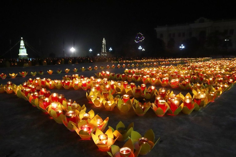 Những ngọn nến được thắp sáng trong đêm tưởng niệm ở Học viện Phật giáo Việt Nam tại Hà Nội