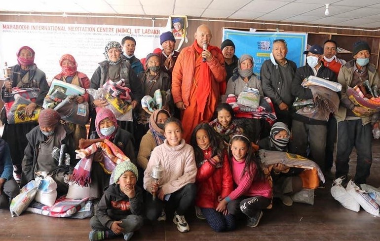 Thầy Sanghasena cùng người dân ở Ladakh