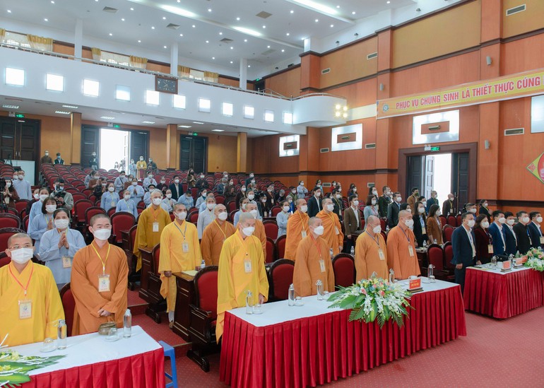 Chư tôn đức Tăng, Ni, Phật tử và đại biểu cử hành các nghi thức trước khi tiến hành đại hội