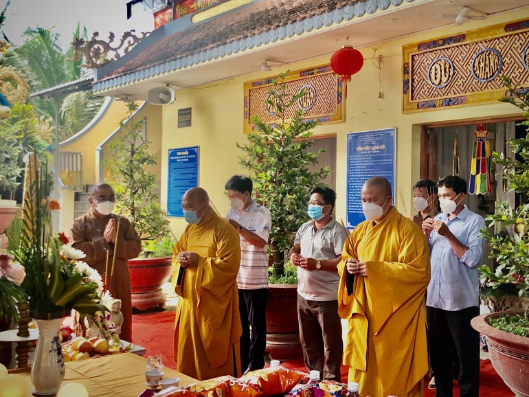 Chư tôn đức Phật giáo thị xã Gò Công và lãnh đạo chính quyền niêm hương tưởng niệm đồng bào tử vong trong đại dịch Covid-19