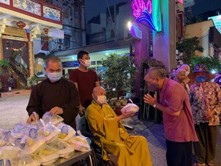 Hòa thượng Thích Tấn Đạt, viện chủ chùa Hòa Khánh tận tay trao những phần cơm đến người dân