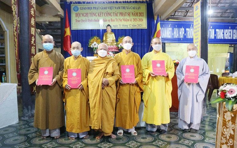 Hòa thượng Thích Giác Nhân trao quyết định chuẩn y nhân sự đến các thành viên Ban Trị sự Phật giáo thị xã Cai Lậy (2021-2026)