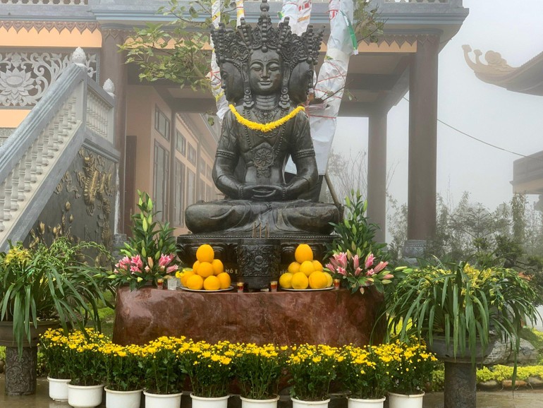 Tôn tượng Bồ-tát Phổ Hiền tam diện tại thiền viện Trúc Lâm Đại Giác