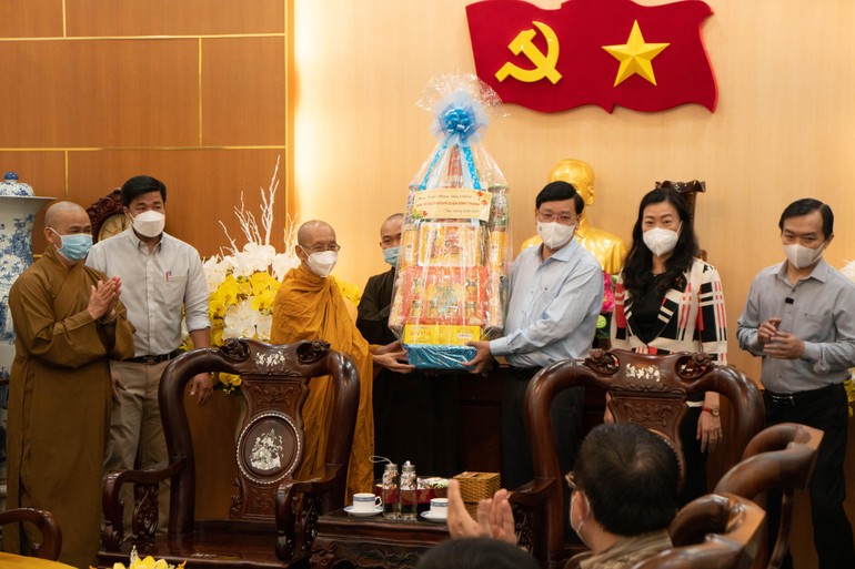 Hòa thượng Thích Minh Giác tặng quà chúc Tết đến lãnh đạo quận